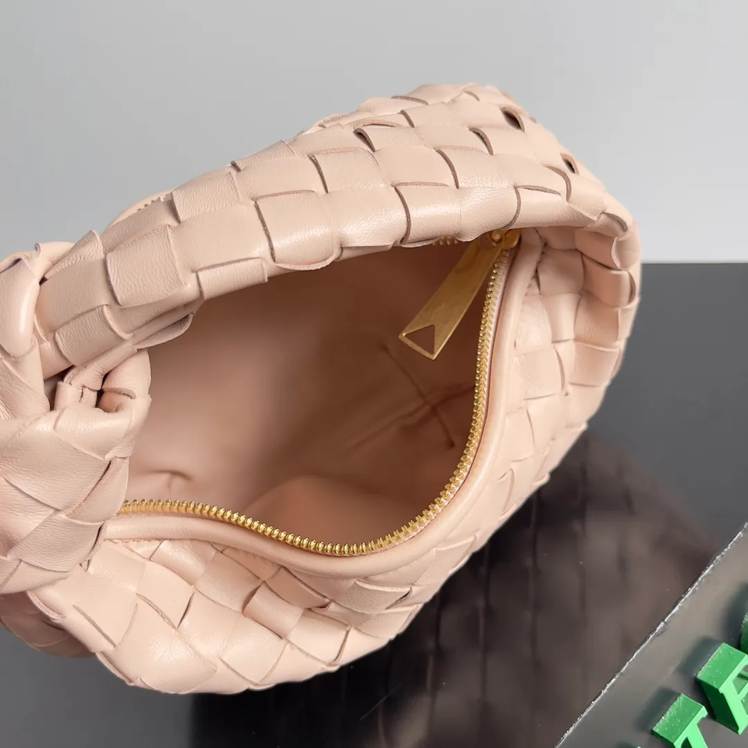 Batch 1120 Bottega veneta͙.——The latest braided and knotted hobo🔥 The top-grade lambskin leather is very soft, the bag shape is unique, practical and durable. It retains the traditional weaving elements while being a bit more flamboyant ~ Made of hand-woven sheepskin, zipper opening and closing, curved seamless structure, effortless to match. Highly recommended⚠️⚠️⚠️ The highest-end in the market🌈 Welcome to compare [Factory equipped with full package] size: 23x15x5cm.   Model: 651876